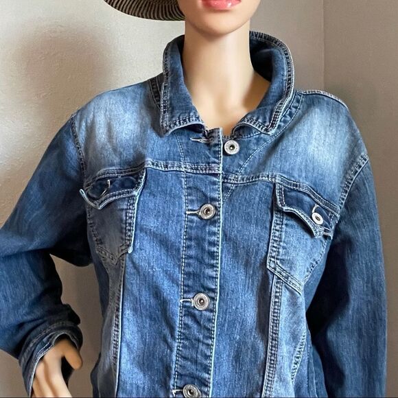 Maurices Distressed Medium Wash Faded Denim Jean Jacket Button Down Size 3 - Picture 3 of 11